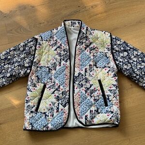 Quilted coat with floral pattern. Size L.